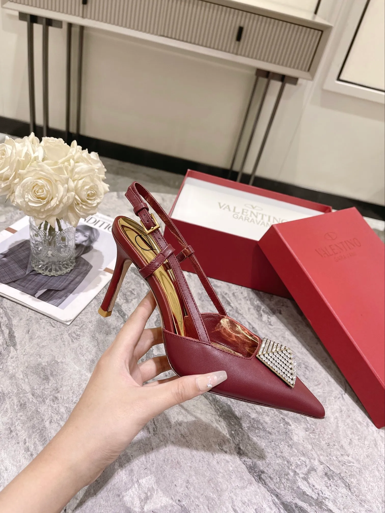 👟👟Ex-factory price 400👟👟 Genuine leather sole +40 Top version 𝑉𝐴𝐿𝐸𝑁𝑇𝐼𝑁𝑂 Valentino new autumn and winter women's back hollow sandals. The unique [pyramid] large rivet hardware [hand-made diamonds] brings out a full sense of high-end, and the new season will live up to expectations! Worth buying ★Imported sheepskin is absolutely high-grade ❥Original method, absolutely sensual ❥Elegant style, creating a different feeling, simple and elegant style!  Code number: 35-41 (34-42 customized) Fabric: Imported sheepskin Lining: Lined sheepskin Heel height: 8cm Leather outsole Rubber outsole